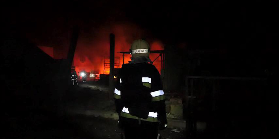 Rusya Zaporijya kentinde bir işletmeyi vurdu. Saldırıda can kaybı ya da yaralanma olmadı. Çıkan yangına müdahale anları ise saniye saniye kameralara yansıdı.