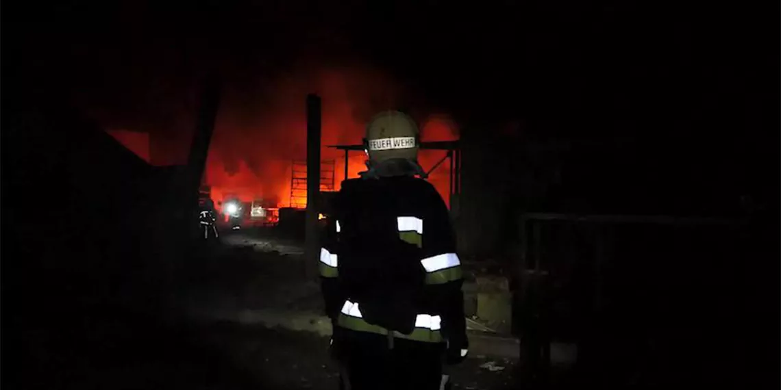 Rusya zaporijya kentinde bir işletmeyi vurdu. Saldırıda can kaybı ya da yaralanma olmadı. Çıkan yangına müdahale anları ise saniye saniye kameralara yansıdı.