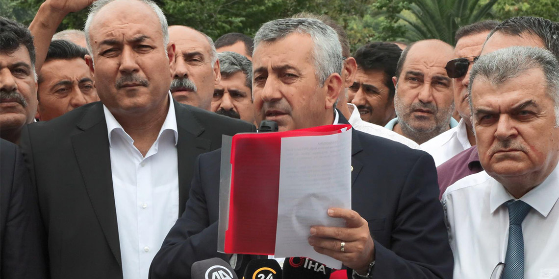 İstanbul Özel Halk Otobüsleri'nin temsilcileri, İstanbul Büyükşehir Belediyesi'nde (İBB) birikmiş olan hak edişlerinin ödenmediğini belirterek Saraçhane'de basın açıklaması yaptı.