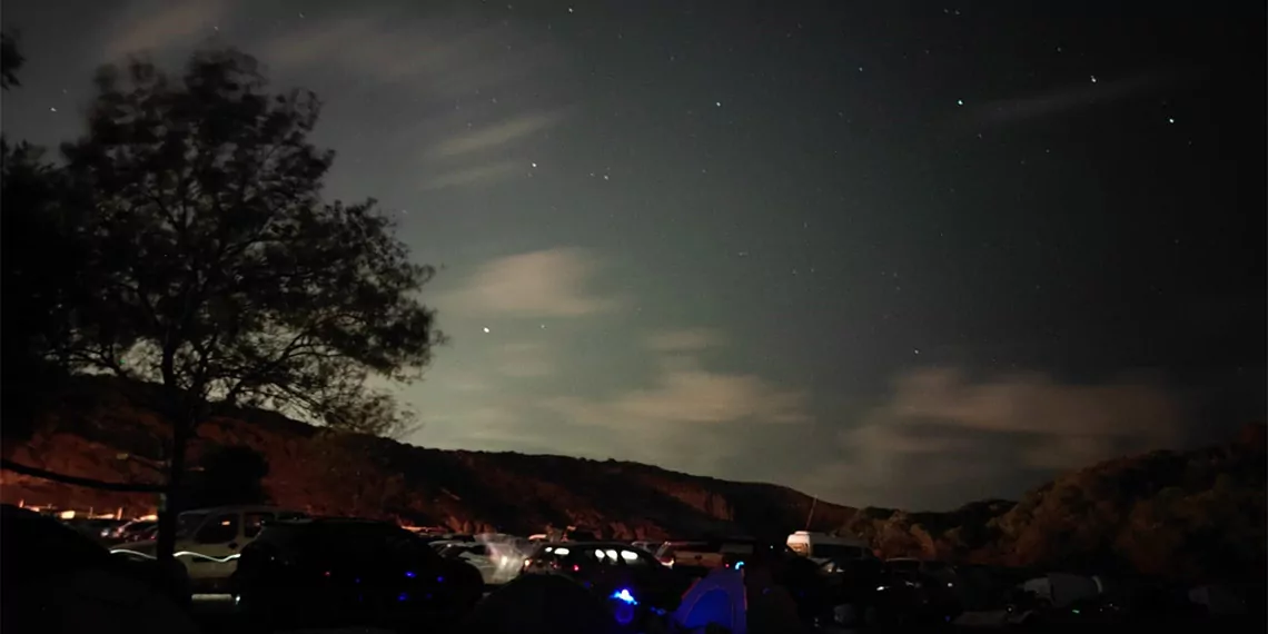 Sarıyer'de perseid meteor yağmurunu izlemek isteyenler, meteorfest'23 etkinliğine akın etti. Görsel şöleni izlemek için etkinliğe katılanlar, bir taraftan ellerinde telefonlarla kayıt yaparken, diğer taraftan da teleskoplardan meteor yağmurunu izledi.  