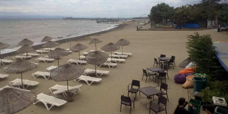 Şarköy'de fırtına uyarısı; tüm plajlar kapatıldı