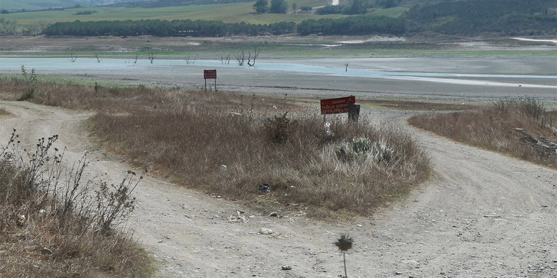 Sazlıdere Barajı kurudu; Deniz kabukları gün yüzüne çıktı