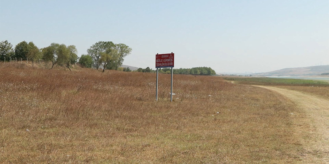 İstanbul'a içme suyu sağlayan on barajdan biri olan ve Arnavutköy'de bulunan Sazlıdere Barajı'nda İBB verilerine göre su seviyesi yüzde 4'e geriledi.