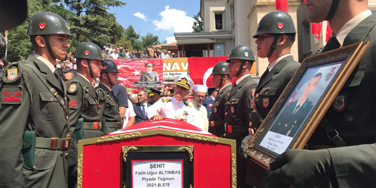 Şehit Teğmen Fatih Uğur Altınbaş toprağa verildi