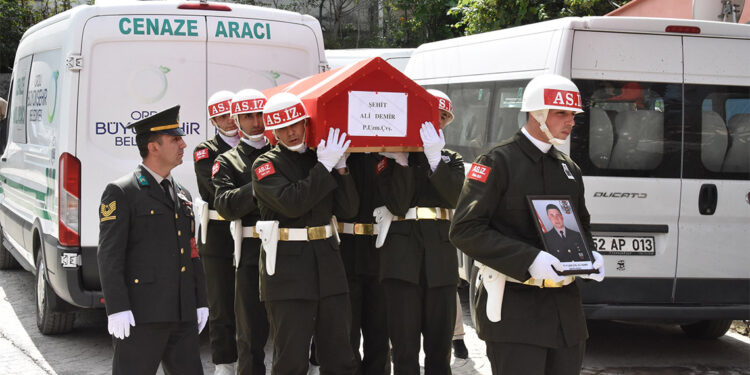 Şehit uzman çavuş Ali Demir son yolculuğuna uğurlandı