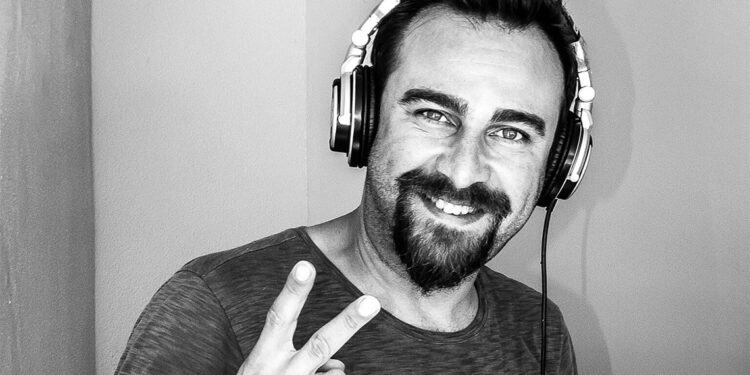 Servis minibüsünün arkadan çarptığı motosiklet sürücüsü öldü