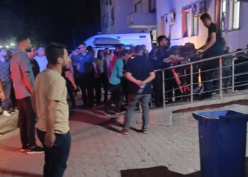 Asker ve güvenlik korucularını taşıyan kamyonet devrildi
