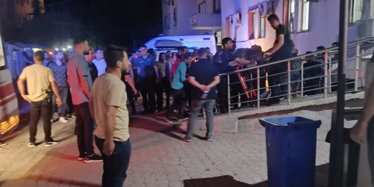 Asker ve güvenlik korucularını taşıyan kamyonet devrildi