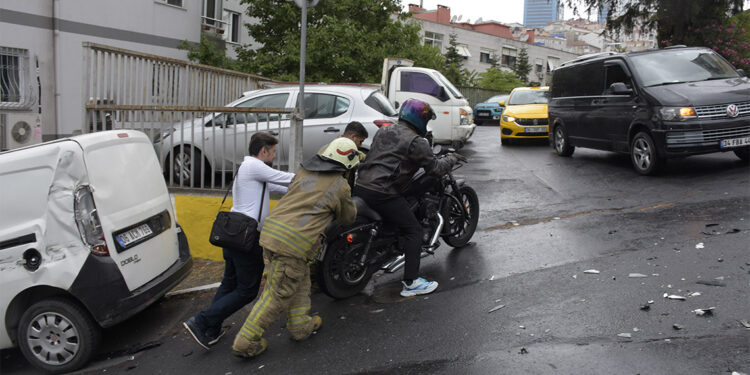 Yokuş aşağı kayan kamyon 7 araca çarptı