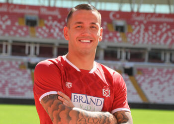 Sivasspor, Rey Manaj'ı renklerine bağladı