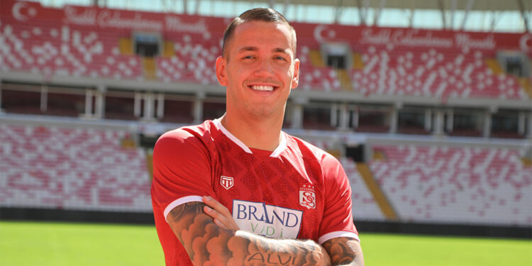 Sivasspor, Rey Manaj'ı renklerine bağladı