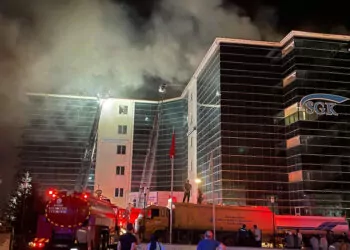 Sivas sgk i̇l müdürlüğü binasının çatısında yangın