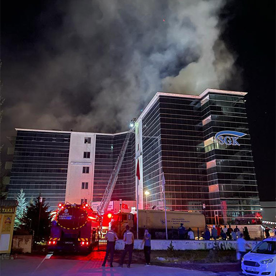 Sivas SGK İl Müdürlüğü binasının çatısında yangın