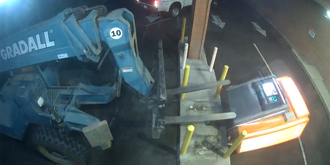 Soyguncular ATM'yi forklift ile çaldı
