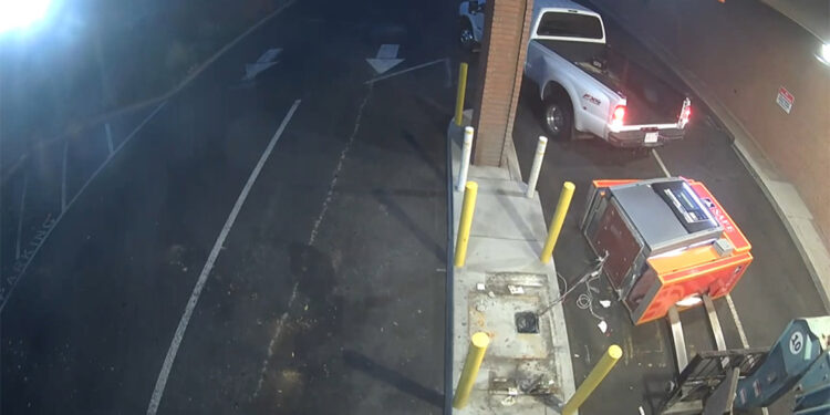 Soyguncular ATM'yi forklift ile çaldı