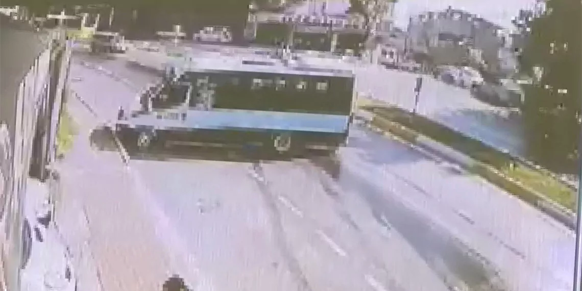 Sultanbeyli'de mazot dökülen yolda 7 araç kaza yaptı
