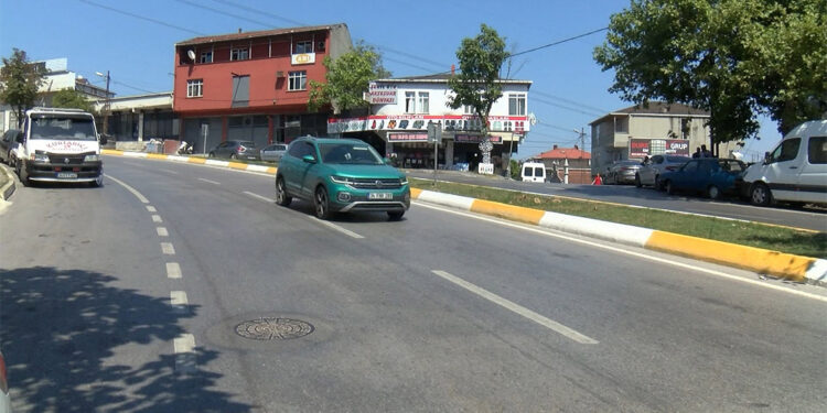 Sultanbeyli'de mazot dökülen yolda 7 araç kaza yaptı