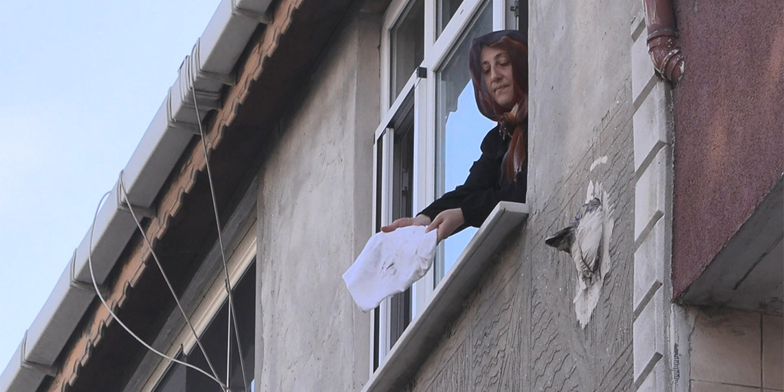 Sultangazi Cebeci Mahallesi'nde yaşayanlar, taş ocaklarındaki tozdan şikayetçi. Toz nedeniyle evlerinde sürekli temizlik yapan, otomobillerinin üstü toz olan mahalle sakinleri, seslerini duyurmak için eylem yaptı.