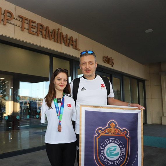 İngiltere’de düzenlenen dünya şampiyonasında üçüncü olarak bronz madalya kazanan ve Paris 2024 Olimpiyat Oyunları için kota almayı başaran paralimpik takımı milli sporcusu Sümeyye Boyacı, “Manchester’de Olimpiyat A barajını geçtim, artık yolculuğumuz ve hedefimiz 2024 Paris Olimpiyat Oyunları” dedi.