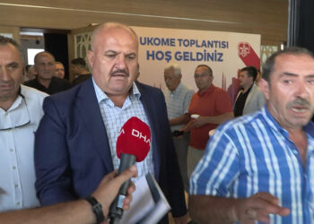 Taksiciler Odası Başkanı zam oranını beğenmeyerek salonu terk etti