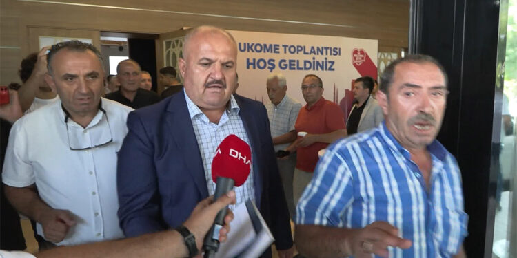 Taksiciler Odası Başkanı zam oranını beğenmeyerek salonu terk etti