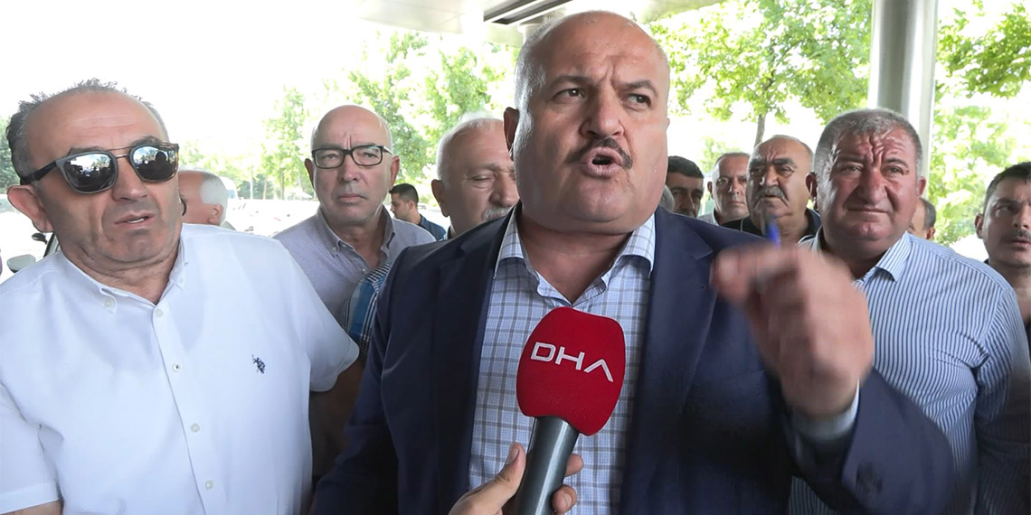 Taksiciler Odası Başkanı zam oranını beğenmeyerek salonu terk etti