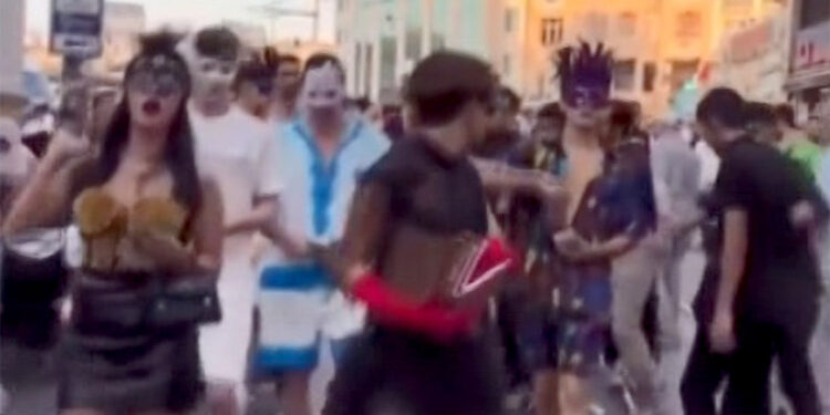 Taksim'de dolar dağıtanlara operasyon