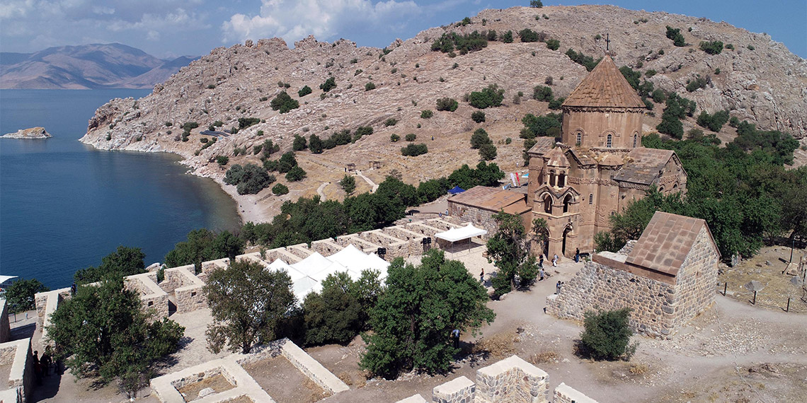 Akdamar Kilisesi'nde 11'inci ayin