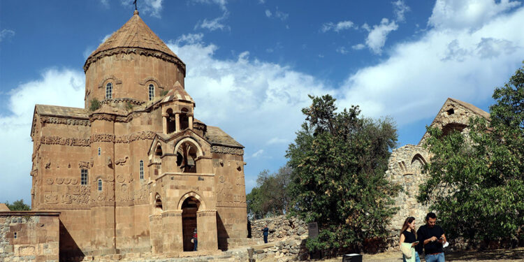 Akdamar Kilisesi'nde 11'inci ayin