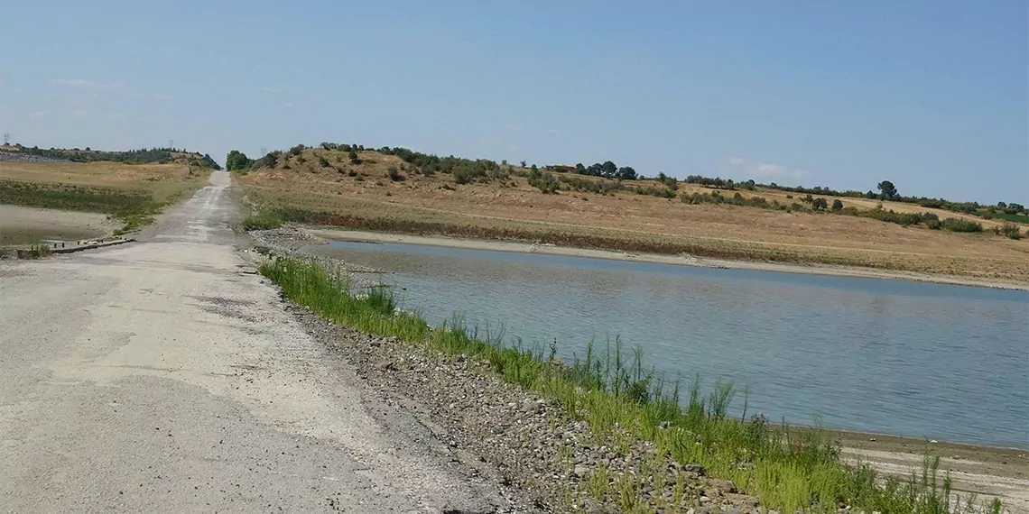 Balıkesir'in içme ve sulama suyu ihtiyacını karşılayan, daha önce de tarımsal sulamaya kapatılan i̇kizcetepeler barajı'nda su seviyesi, yüzde 23,72'e kadar düştü. Düşüş sonrası eski i̇zmir-balıkesir kara yolu da tamamen ortaya çıktı.