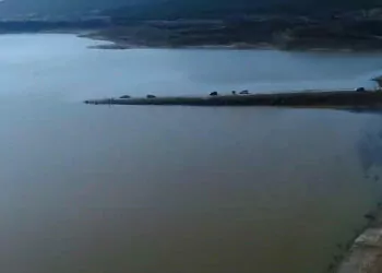 İkizcetepeler barajı'nda su seviyesi düştü, kara yolu ortaya çıktı
