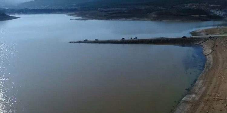 İkizcetepeler Barajı'nda su seviyesi düştü, kara yolu ortaya çıktı
