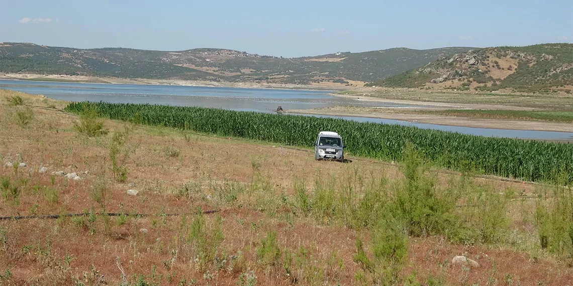 İkizcetepeler barajı'nda su seviyesi düştü, kara yolu ortaya çıktı