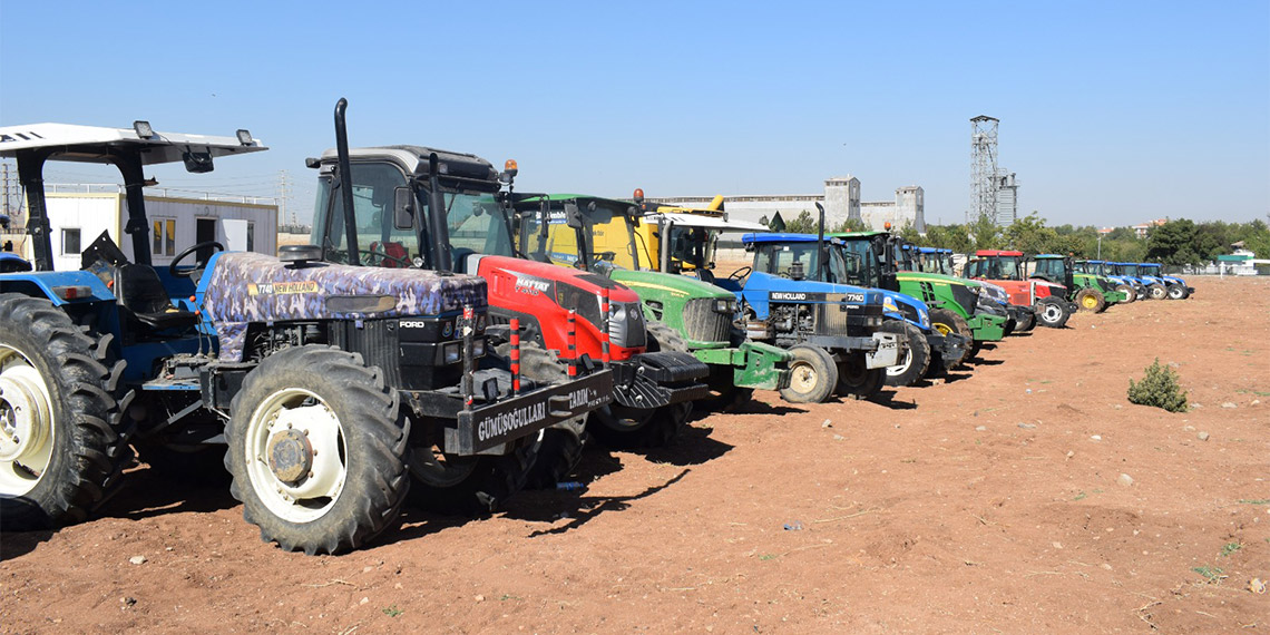 Batman'da mısır alım fiyatını az bulan çiftçiler Toprak Mahsulleri Ofisi'nin (TMO) yanındaki tarlaya traktörlerini qark edip, eylem yaptı. 'Mısır üreticisine büyük darbe' pankartı açan çiftçiler, TMO'nun açıkladığı fiyata tepki gösterdi.