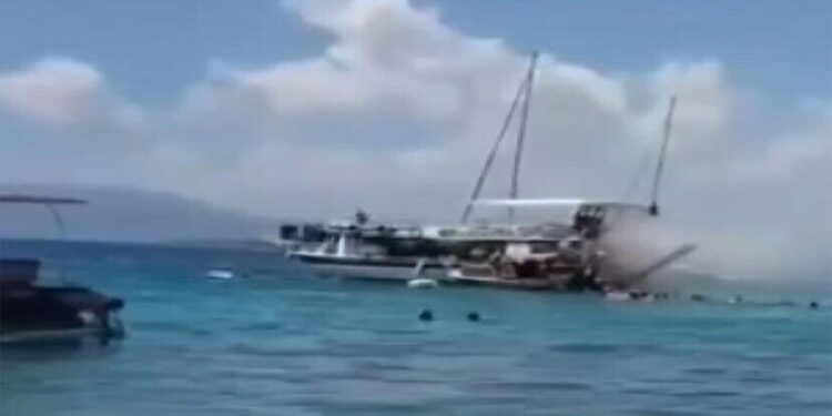 Tur teknesinde yangın çıktı, tatilciler denize atladı