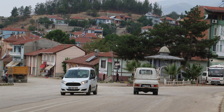 Sıcaklık rekorunun kırıldığı ilçede sokaklar boş kaldı