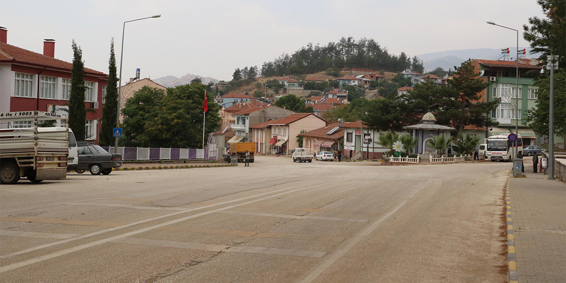 Sıcaklık rekorunun kırıldığı ilçede sokaklar boş kaldı