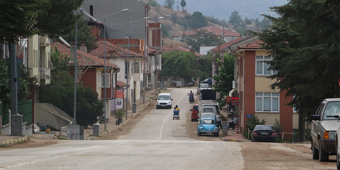 Eskişehir'in 4 bin 500 nüfuslu Sarıcakaya ilçesinde hava sıcaklığı, dün 49.5 dereceyi gördü. Sıcaklık rekorunun kırıldığı ilçede; sokaklar boş kalırken, çiftçiler tarlada çalışmaya devam etti.