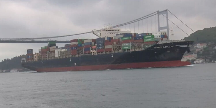 'Joseph Schulte' adlı gemi İstanbul Boğazı'nda
