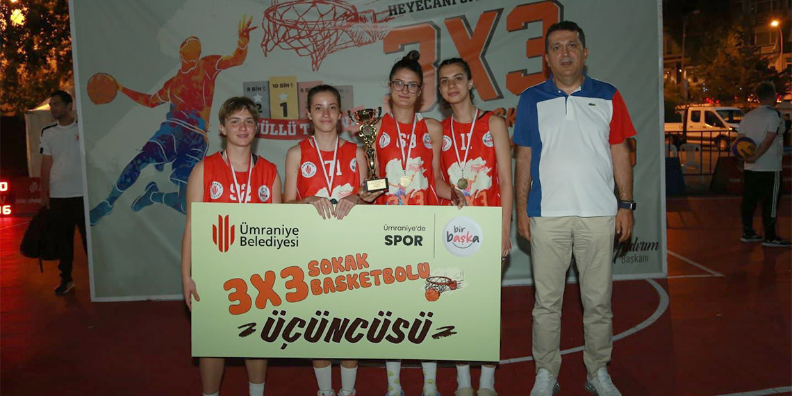 Ümraniye Belediyesi tarafından bu yıl 4’üncüsü düzenlenen 3x3 Sokak Basketbol Turnuvası’nda dereceye giren takımlar belli oldu.