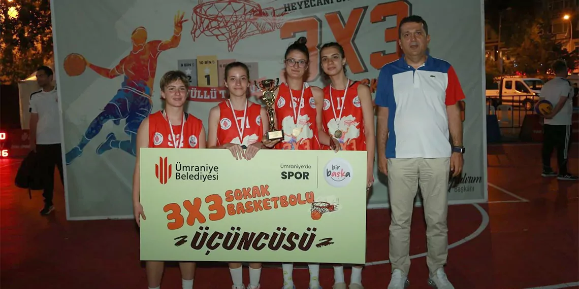 Ümraniye belediyesi tarafından bu yıl 4’üncüsü düzenlenen 3x3 sokak basketbol turnuvası’nda dereceye giren takımlar belli oldu.