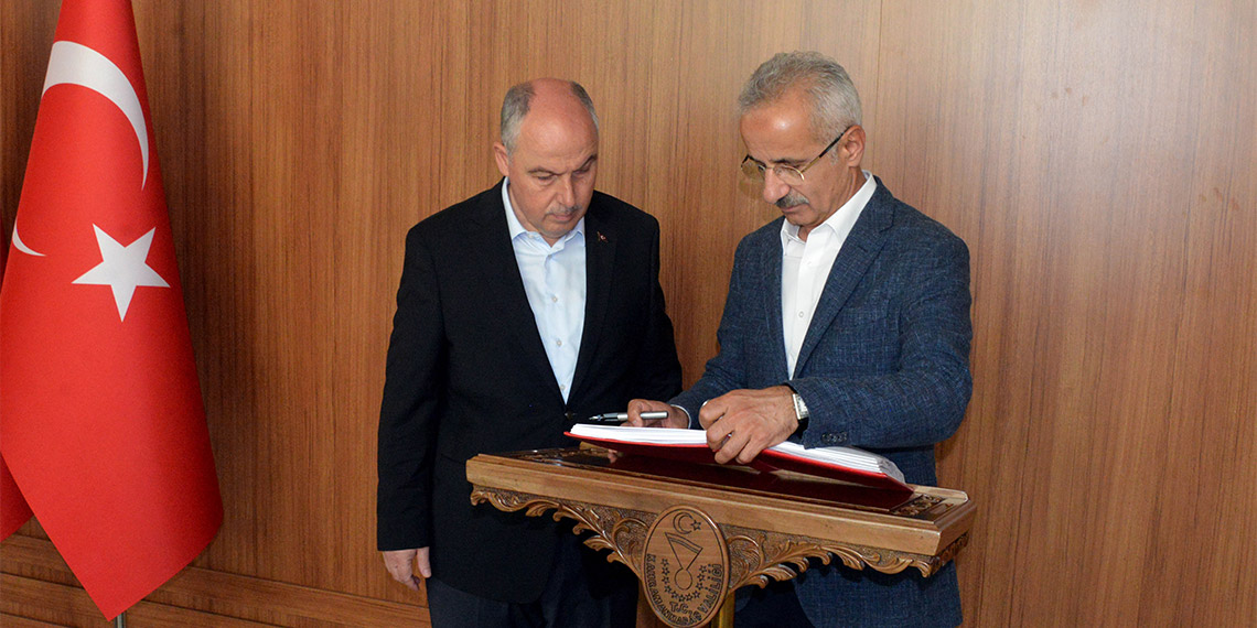 Ulaştırma ve Altyapı Bakanı Abdulkadir Uraloğlu, "Kimsenin şüphesi olmasın ki Kahramanmaraş'ın ulaşım ve iletişim altyapısını eskisinden dahi iyi duruma getireceğiz" dedi.