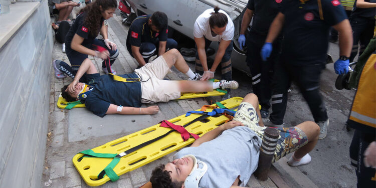 Üsküdar'da aydınlatma direğine çarpan otomobil takla attı