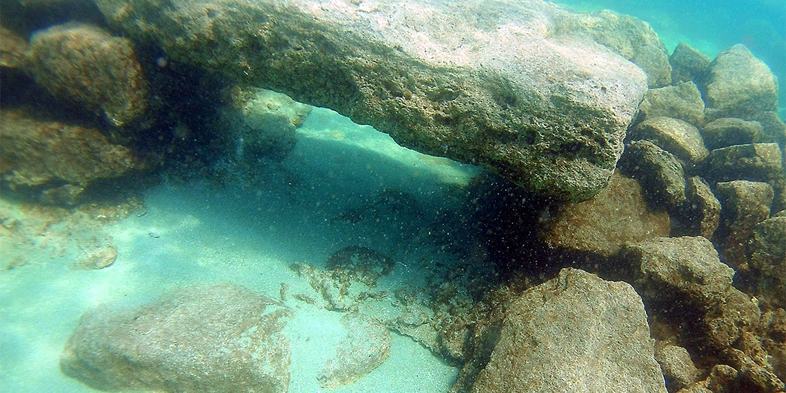 Van Gölü'nde kayı tamgalı ve haç işaretli taşlar bulundu