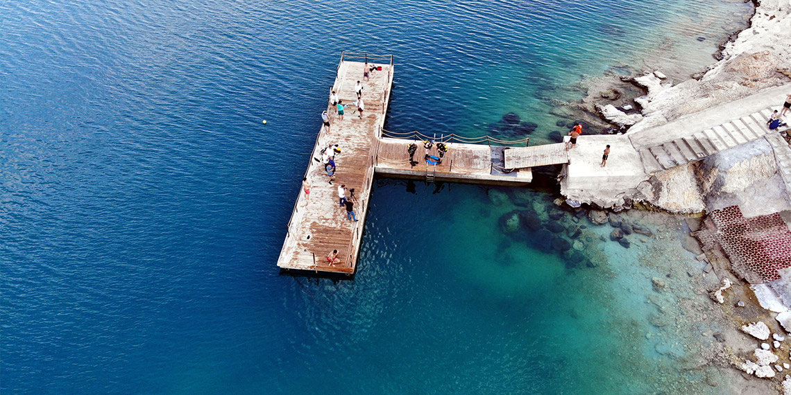 Bitlis'in Adilcevaz ilçesinde faaliyet gösteren Doğu Deniz Derneği ve Hak Arama Kurtarma Derneği’ne üye dalgıçlar, Van Gölü'ne dalış yaptı, kayı tamgalı ve haç işaretli taşlar buldu.
