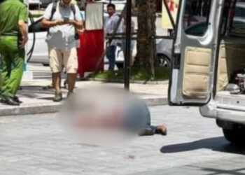 Taksi beklerken sokak ortasında bıçakla öldürüldü