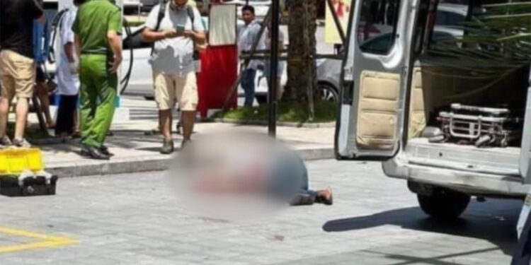 Taksi beklerken sokak ortasında bıçakla öldürüldü