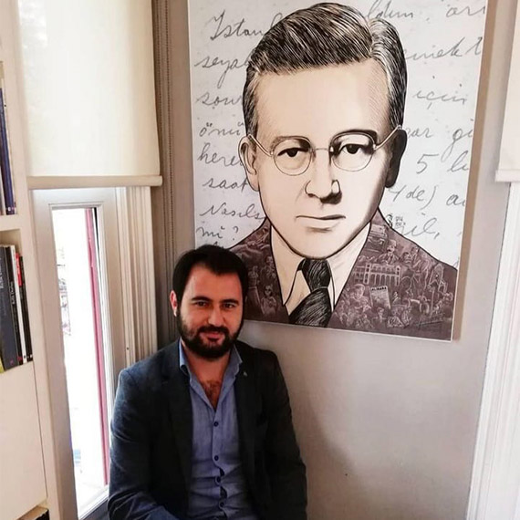 Edebiyat dünyasının son dönem tanınan genç yazarlarından Volkan Altınbaş’ın 4. Kitabı ve aynı zamanda ikinci romanı olan Dağdağan Türküsü yayımlandı. Daha önce 2016 yılında yayımlanan ve tanıtım yazısını Sunay Akın‘ın kaleme aldığı Ceviz Hırsızları adlı romanının devamı niteliğindeki kitap okuyucularıyla buluştu.