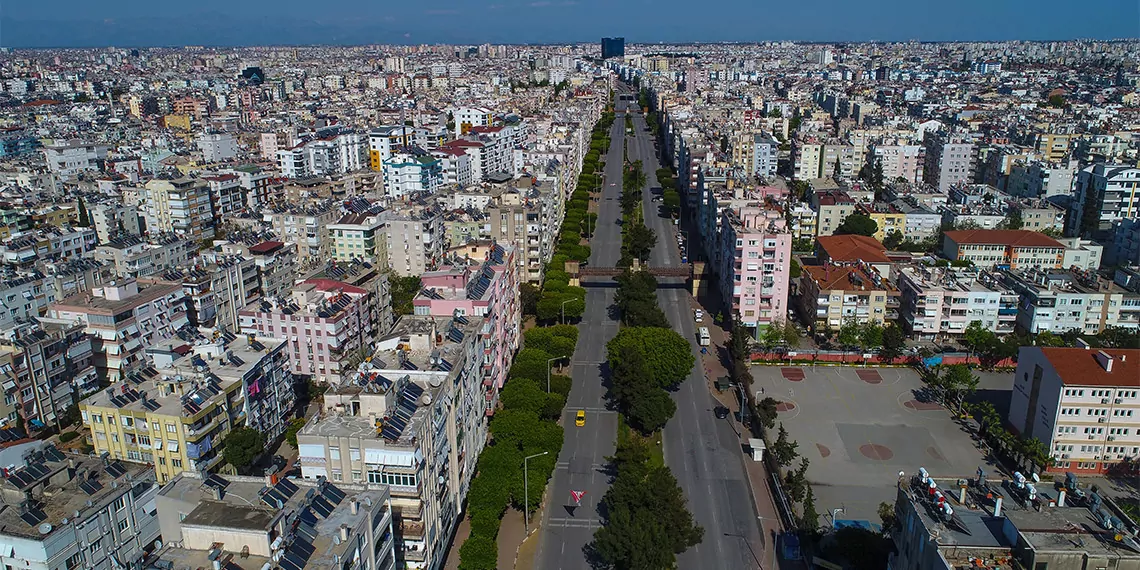 Türkiye'de yabancılara konut satışı, bu yıl temmuz ayı itibarıyla yüzde 43,9 oranında azalışla 22 bin 76 oldu. Yabancılar konut alımında en çok antalya'yı tercih ederken, rus vatandaşları 7 bin 228 konutla yine birinci sırada yer aldı.