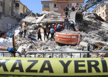 Yıkım sırasında ağır hasarlı bina çöktü; 1 ölü